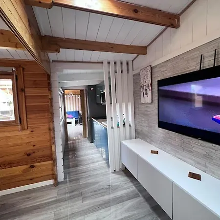 Woodenhouse In Quiet Area Lejlighed